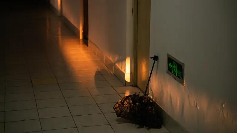 公司一名男性偷偷配了女性宿舍的钥匙，并擅自开门进入，女子在屋内惊恐万分。她立即呼