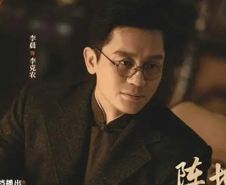 不会演就别演了，目光无神，表情木讷，王劲松冯绍峰再强也带不动~抗日大剧《阵地