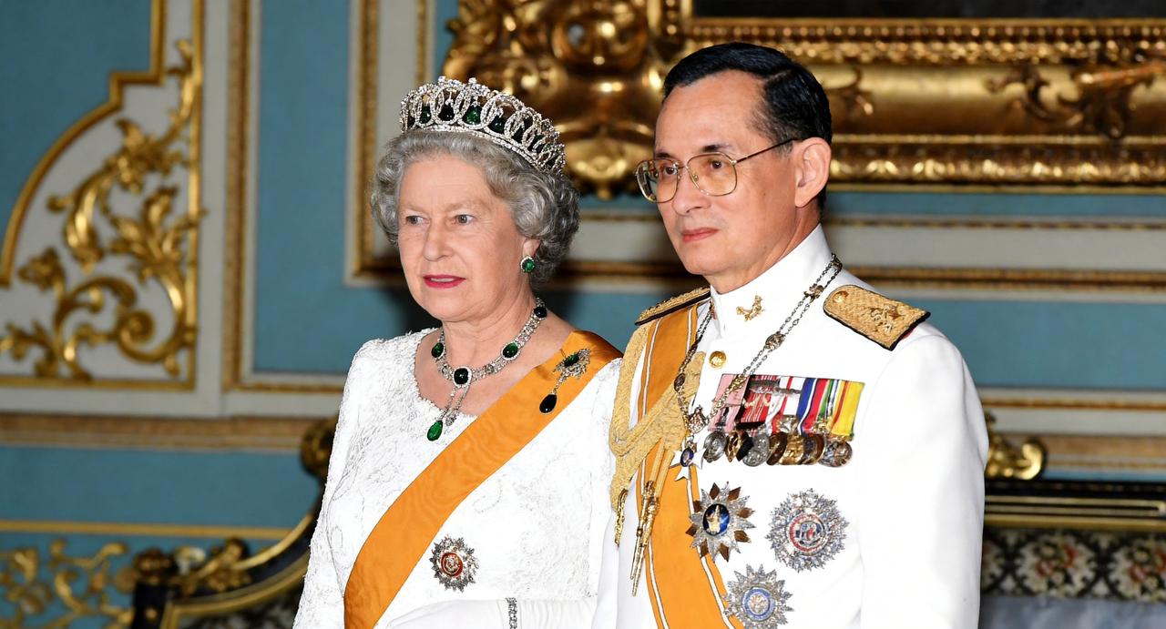 这两位是在各自国家在位时间最长的君主，也是在近代在位时间排名第一与第二长的君主。