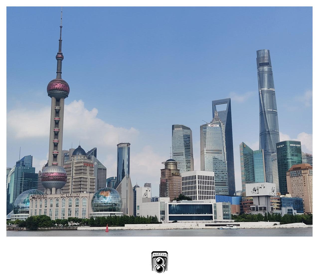 上海真是一个魔幻的地方，让每一个人都想去外滩看看东方明珠，看看中国最发达的城市有