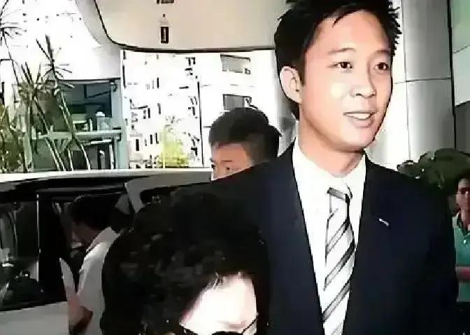 12岁男孩挤地铁去葬礼霍老太出殡那天，没人接他。霍中曦背个旧书包，刷卡进站