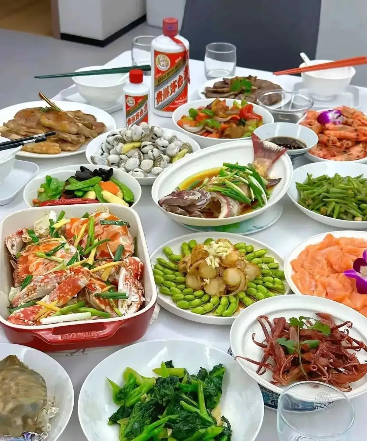 这是一张普通家宴的照片，大家根据菜品和酒品推测这是一个收入如何的家庭？首先，首先