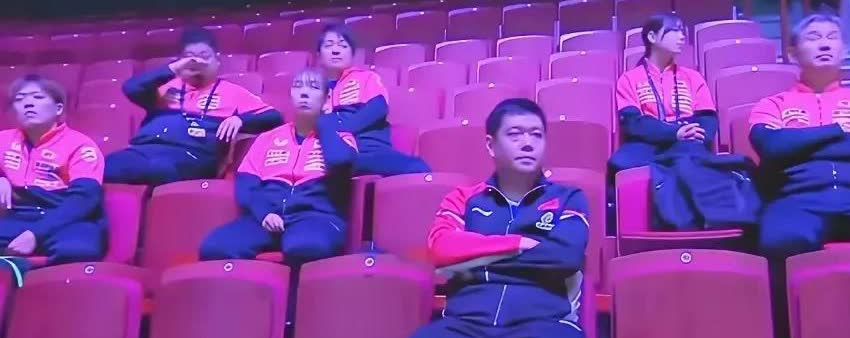 发现了吗？蒯曼和石洵瑶的看台，竟然帮着五个日本教练！看来，日本教练