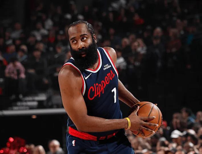 大洛爆发三分8中5，但是快船失误有点多，半场落后开拓者。泰伦卢应该能预测到，小卡