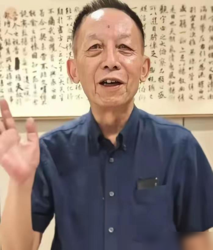 45岁的武汉大学副教授易中天递交完辞职信，头也不回地走了：“在这里待11年，连个教授都评不上，我还有