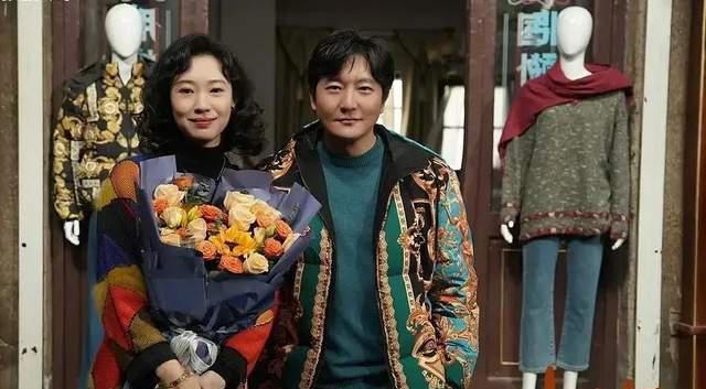 冻豆包能砸裂水泥地。这不是比喻。《老舅》豆瓣8.7，它用200件真旧物，扒开