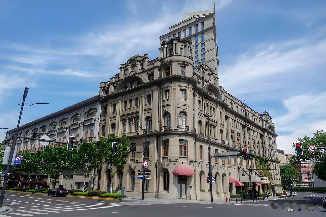 外白渡桥北有栋楼，路过的人大多不当回事，这就是180年前建的礼查饭店，据说是上海