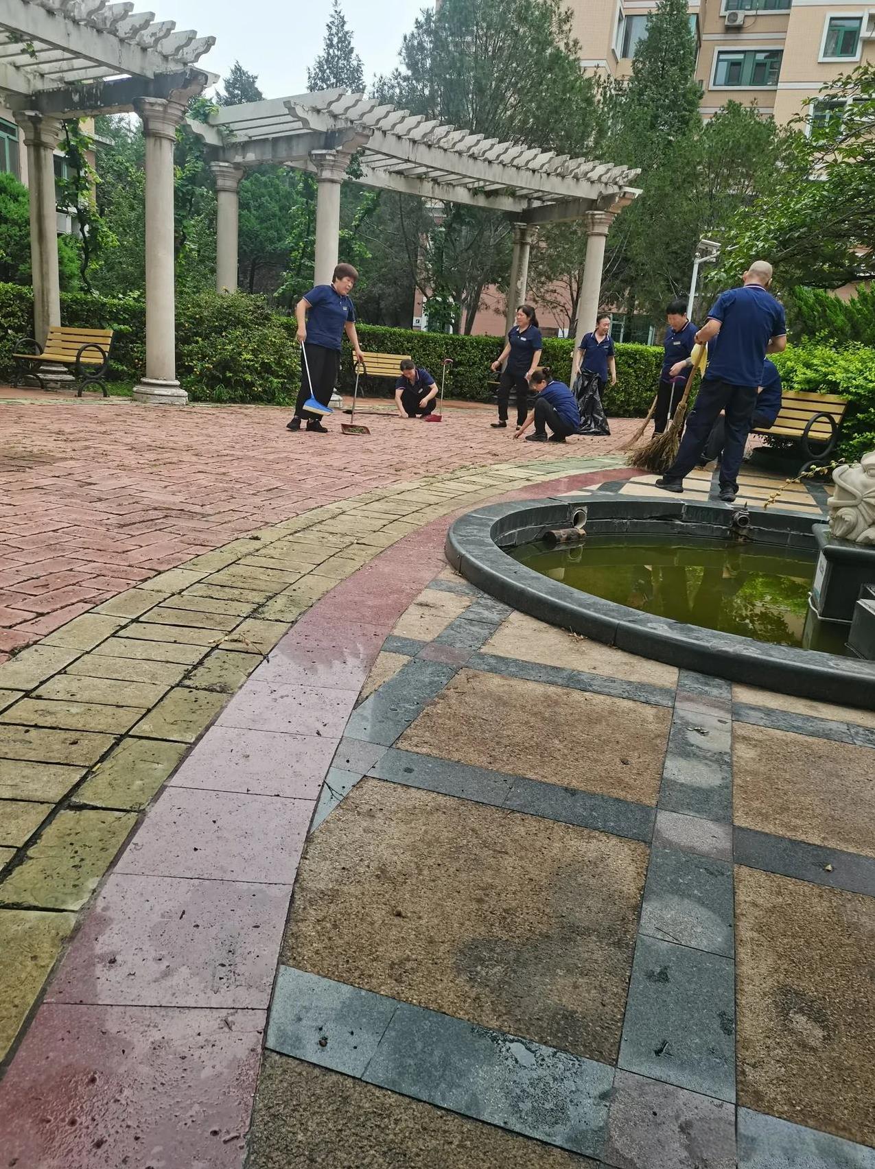 忍不住为他们点赞住高档小区优越感是她们给的。还有哪个小区物业人员比她们还认