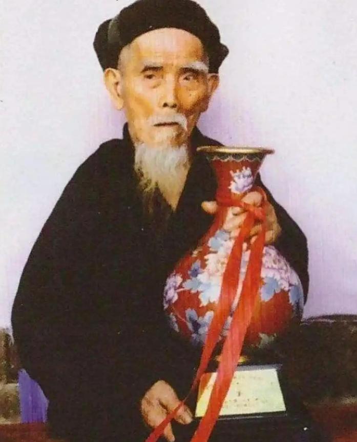 中国长寿之王”龚来发去世，终身未娶活到133岁，匪夷所思的是，他有一个公认的“坏