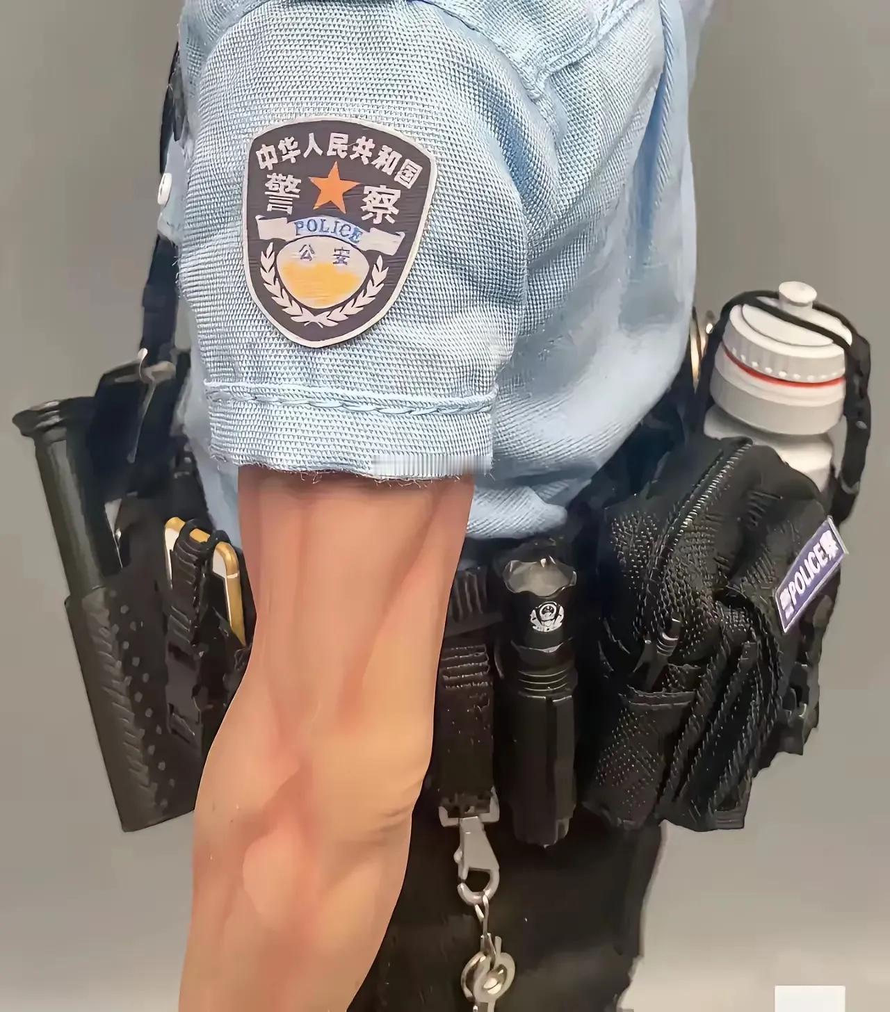 警察这身行头可真够酷的！不过这些包包里都是装的什么东西有知道的吗？感觉很沉啊，天