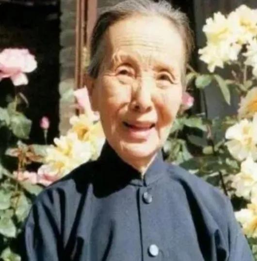 2012年5月31日清晨，北京八达岭中华文化名人雕塑纪念园。一个中年男人提着红漆