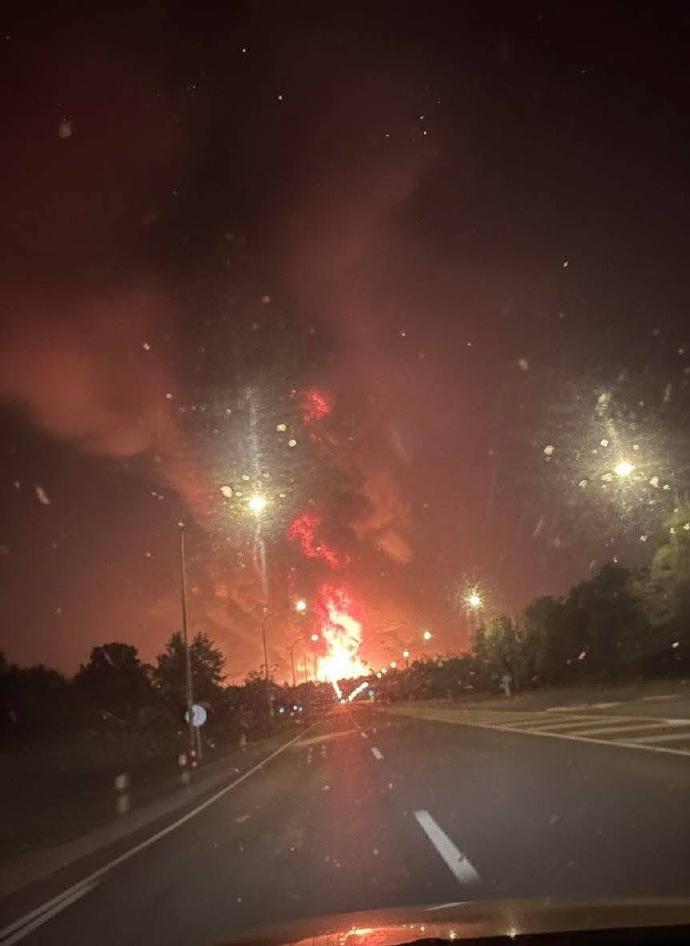 泰国是铁了心，要把洪森家族打残了，柬埔寨口岸升起巨大的黑色蘑菇状烟团，F-16摧