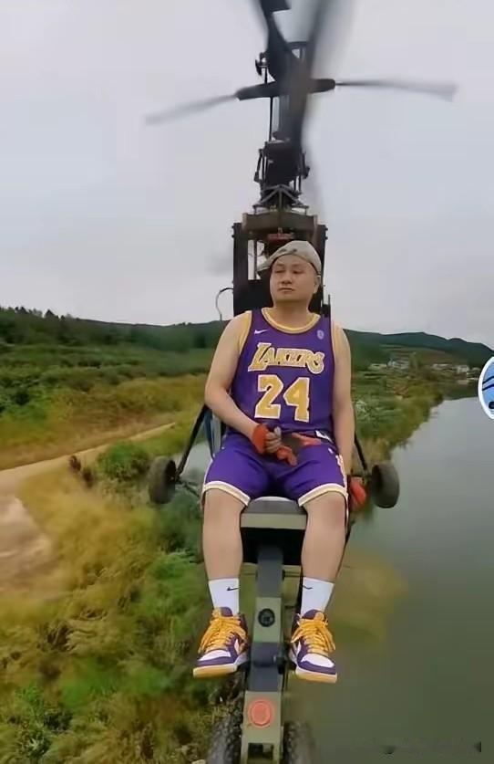 唐飞机失算了，本来想直播飞行惊艳全网，结果意外坠机让人心碎。2025年7月9