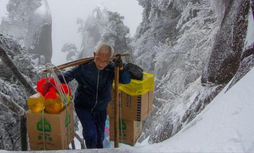 这个外国女生火上人民日报了！安徽黄山，一对外国情侣爬完黄山，在下山的时候看到