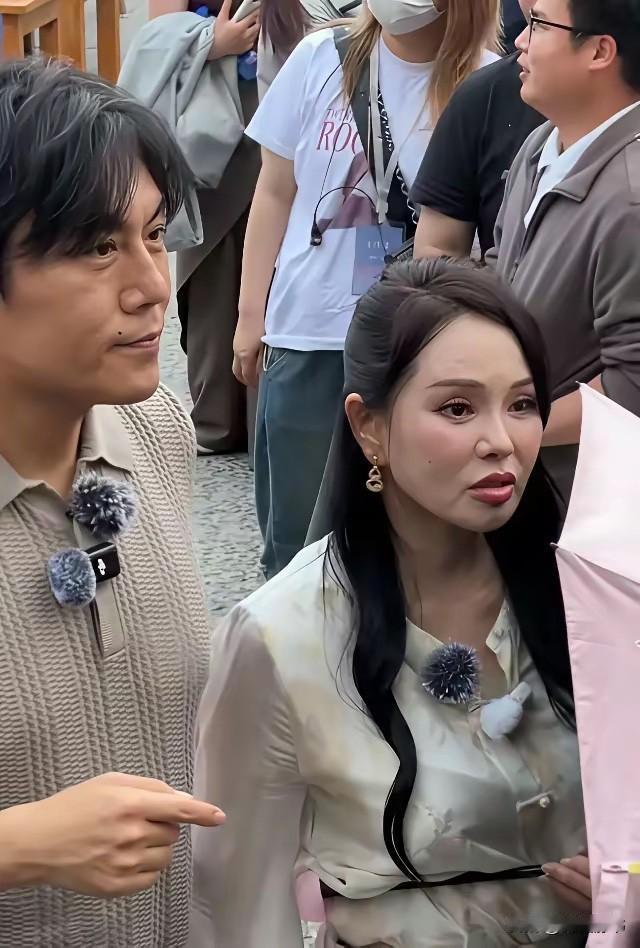 伊能静唇红齿白是真的，皮肤细腻光滑也是真的，零皱纹，零法令纹，但近期看着又年轻又