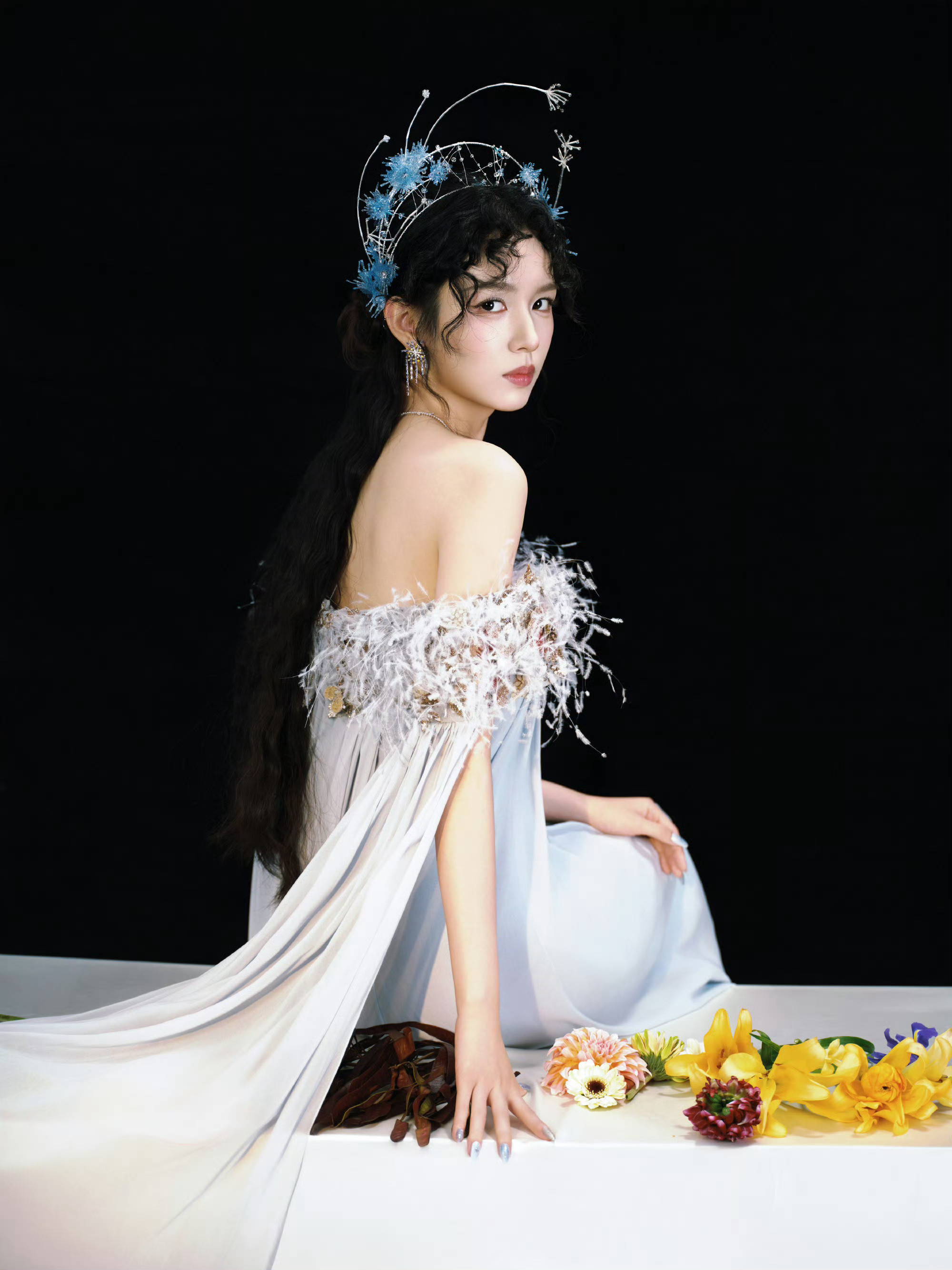 周也微博之夜造型来啦，油画少女➕小精灵，太灵了这个也子～2025微博之夜爆款创