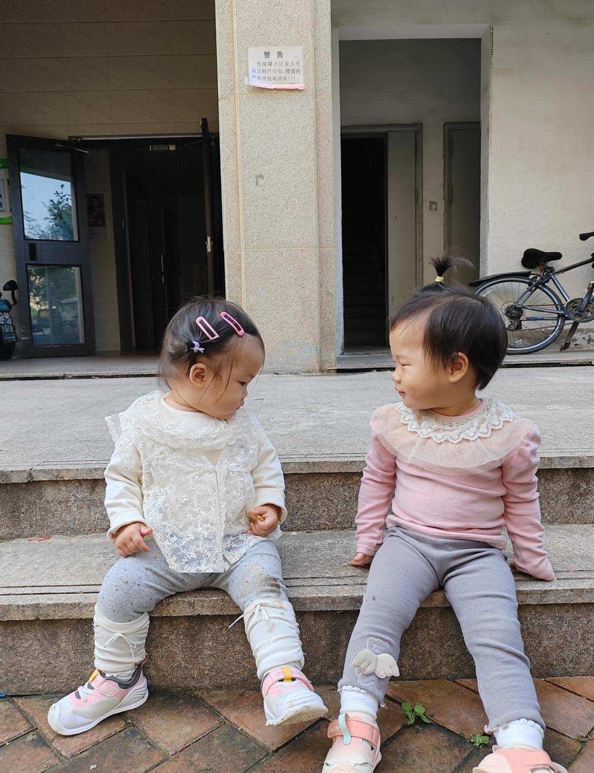 你家娃1岁7个月82公分,朋友家1岁6个月78公分,别急着比。娃长多高,七分