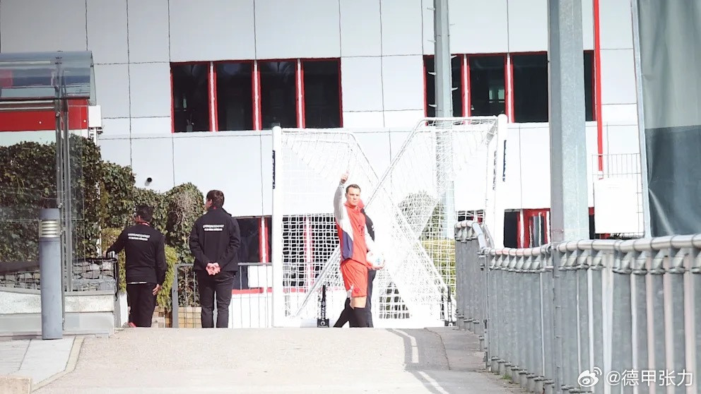 周六比赛日中午，诺伊尔和乌尔比希回到拜仁训练场，虽然拿着球但是并没有戴手套，诺伊