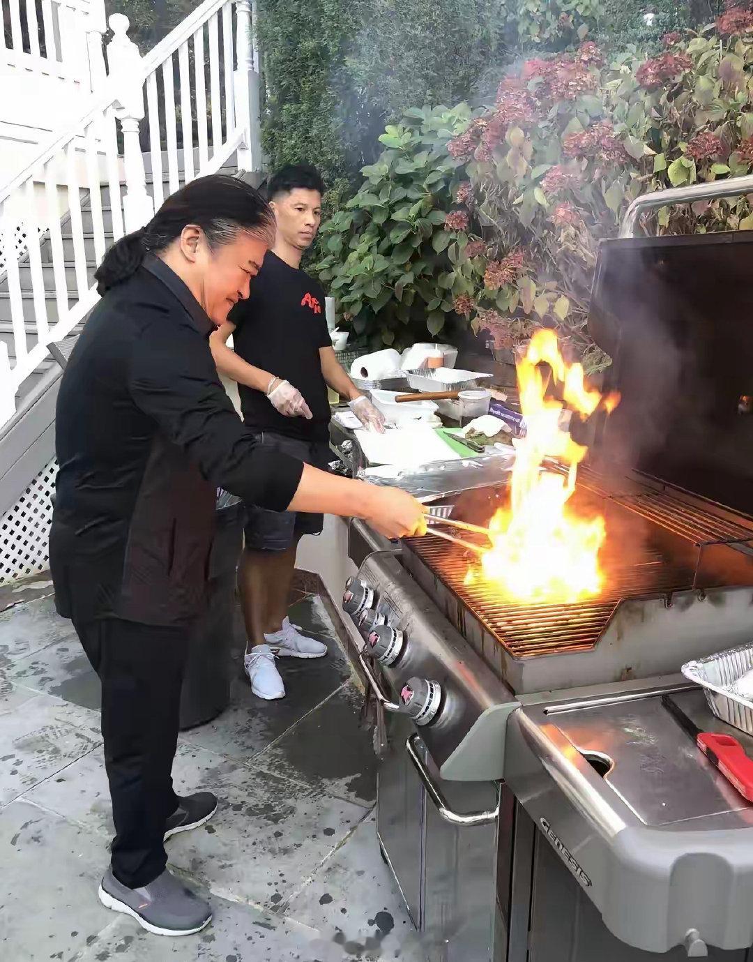 刘欢老师生前在家款待朋友的照片。得出两个结论，欢老师是位美食家，欢老师好客，欢老师在北京是大房子。[
