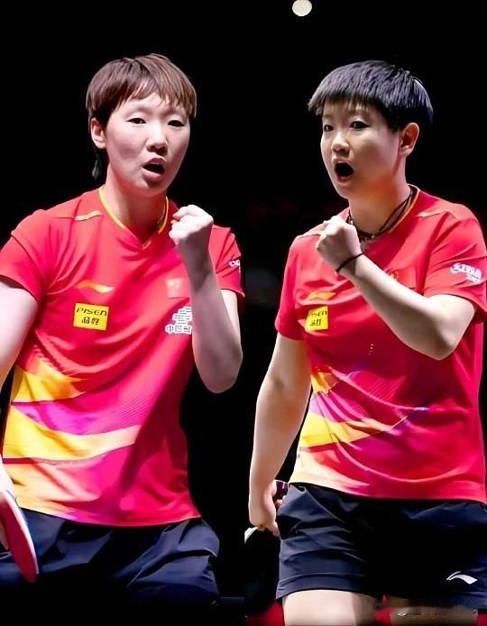 目前中国女乒呈现出孙颖莎和王曼昱的“双核心”格局，两人共同引领球队。王曼昱在