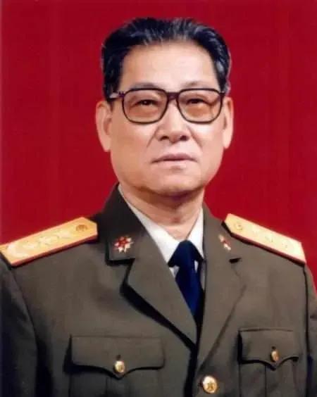 在人民解放军的光辉历程中，涌现出无数智勇双全、战功赫赫的军事将领，李九龙上将便是