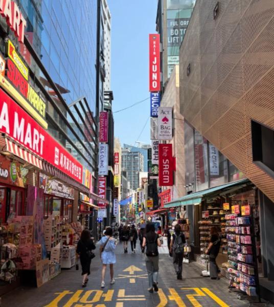 当初我要去韩国玩，办公室一姐们儿激动坏了：“哇！那可是韩国！明洞、东大门，必须逛