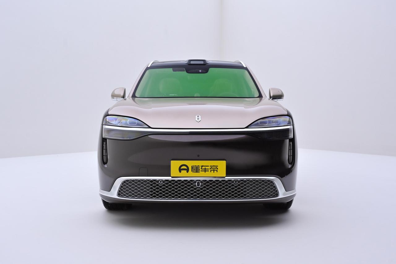 问界M9作为鸿蒙智行的旗舰车型，产品力确实在线。鸿蒙座舱加上华为智驾的组合，