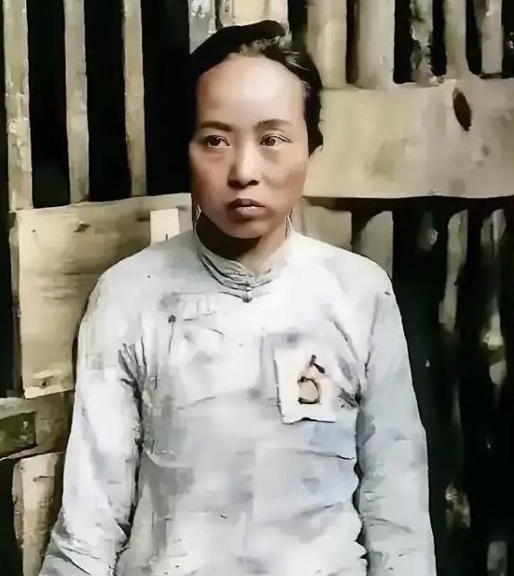 魏文全，年芳25岁，时任国民党杭州军统便衣队队长。日军攻杭州前，她留守沦陷区执行