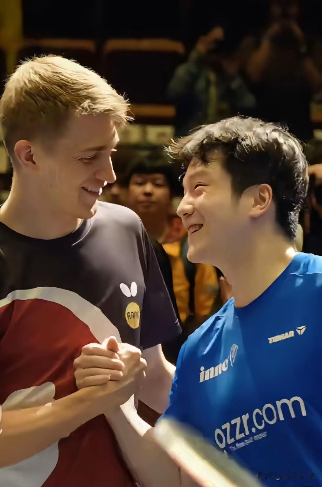 樊振东转会杜塞尔多夫后，压根不用说英语了，直接普通话就很通畅。邱党，普通话很