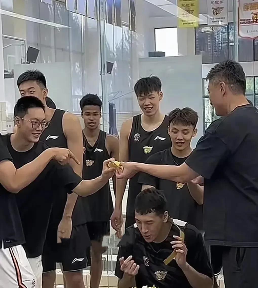 今天胡明轩和徐杰回归，不理小黑子们期间，徐杰和胡明轩遭遇非常多的网