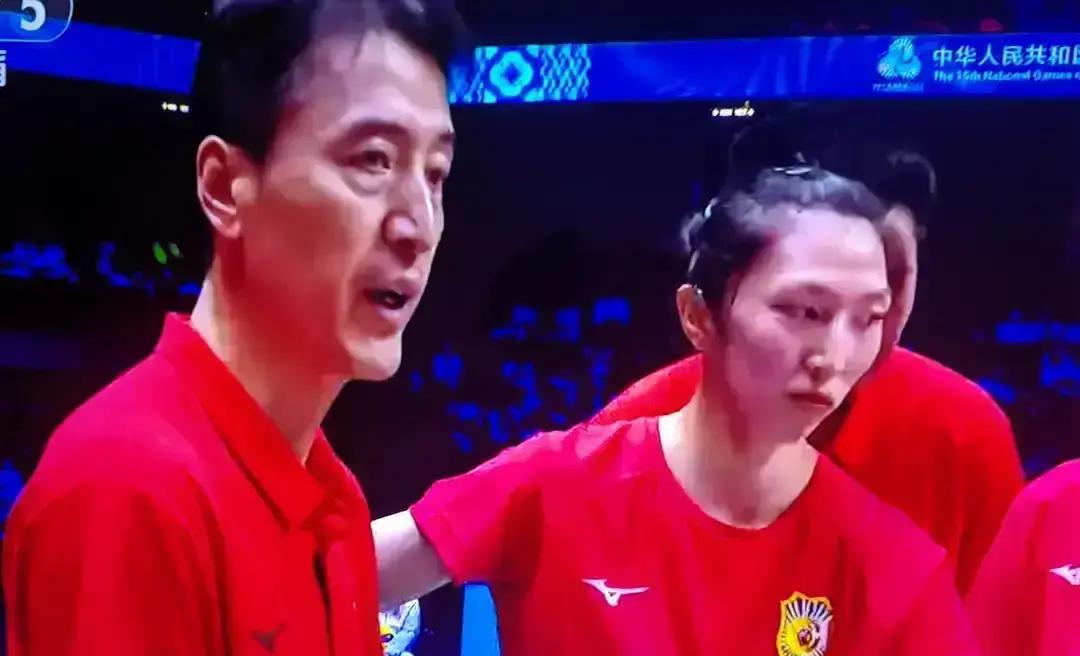 上海打江苏，姐妹局变修罗场。江苏刚拿双冠，输一场，王朝就漏风。球迷护犊子，能