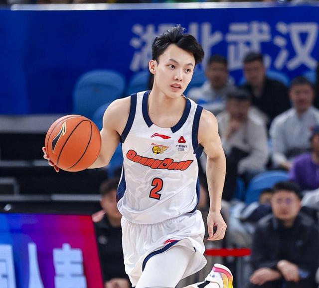 大家发现没，广东102-54击败四川，送对手32连败，一共有5个没想到：1、