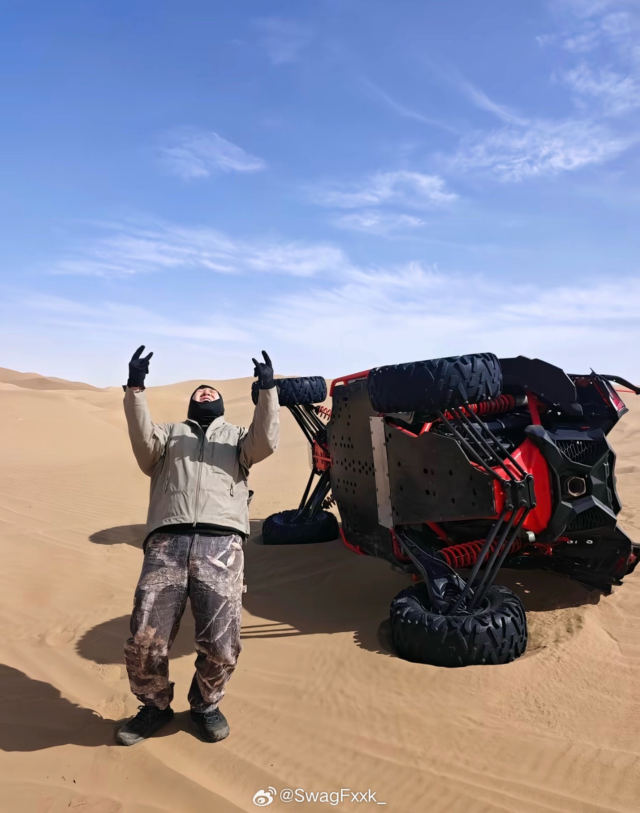 秃子玩完装甲车又玩上沙漠越野了！秃子晒照配文：我的生活酷毙了！秃子