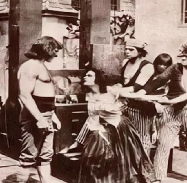1638年的法国昂热，一位18岁的美丽少女被判处绞刑。行刑前，刽子手被少女的美貌
