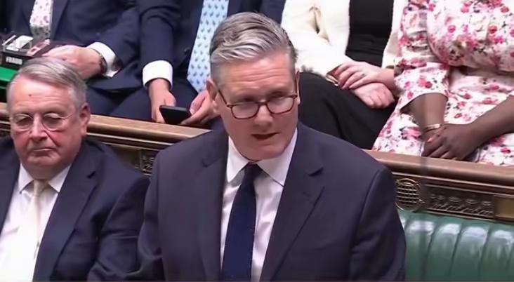 英国当世界搅屎棍，结果自食恶果，不断政坛大乱斗，现任首相斯塔默准备辞职！5