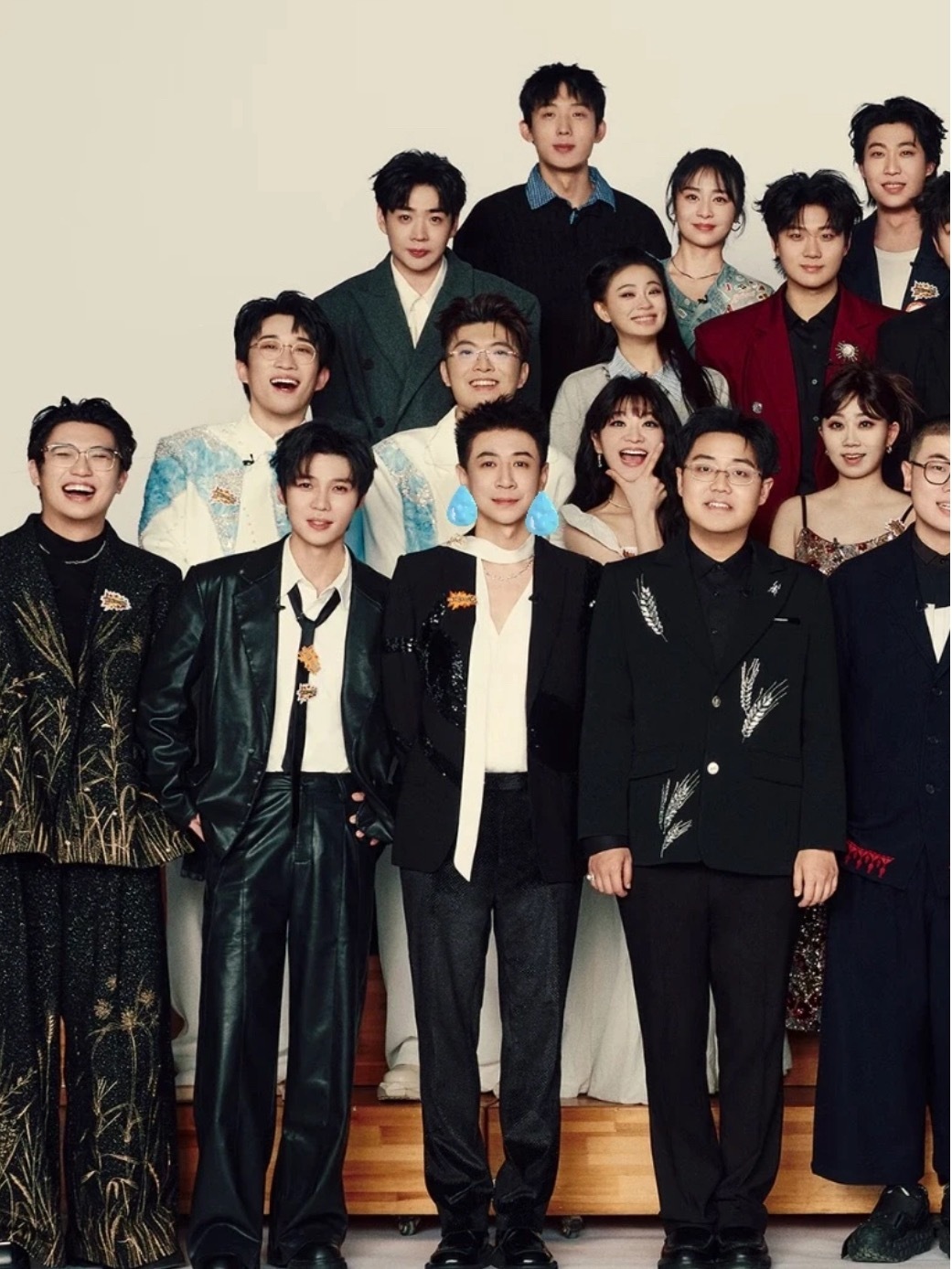 插播一条喜人：这是张ve还是张姨啊？？喜人修图师你粗来张ve摇身一变成张姨了本