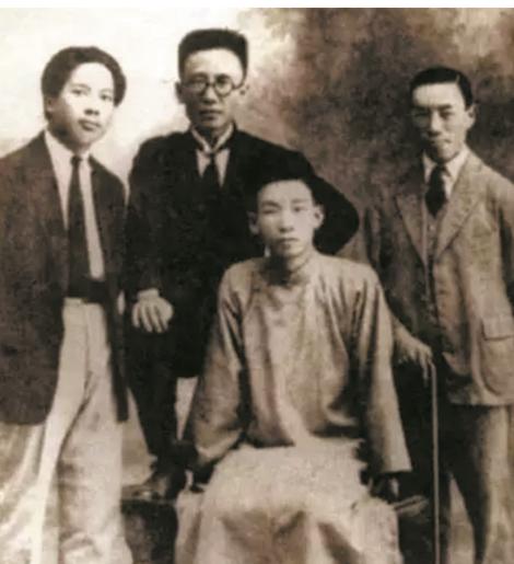 1926年，郭沫若第一次见到毛主席时，就留下了极为深刻的印象，他在文章中这样写