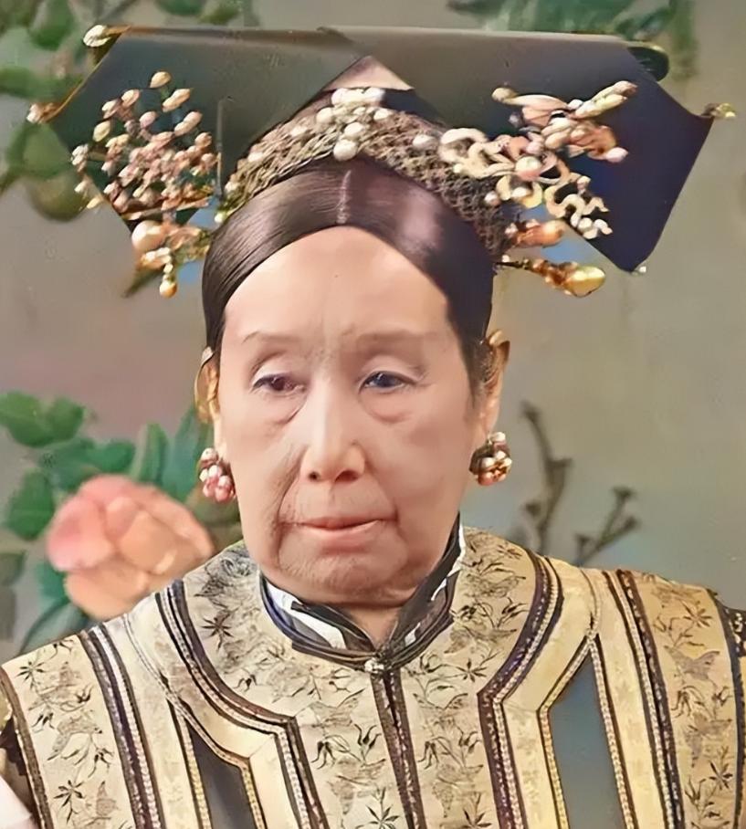 慈禧睡觉有多让人咋舌？一晚上要累坏10几个太监宫女。慈禧每天晚上九点入睡，凌晨3