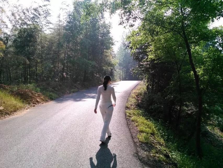 大家发现没有，女人一旦过了50岁，上了岁数，不管你是不是自律，每天坚持有锻炼的