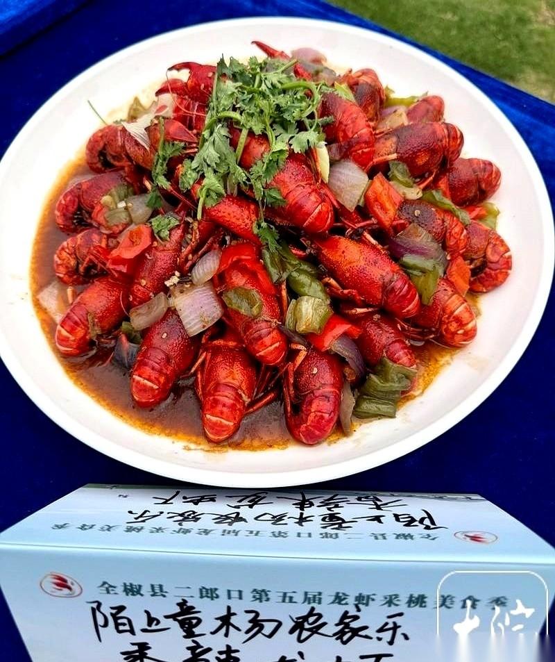 安徽全椒这个地方，最近有点东西。他们把小龙虾和水蜜桃，凑在了一起。一个火辣，一