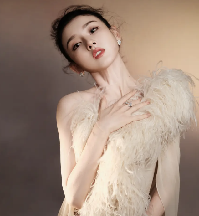 宋祖儿上海活动：羽毛长裙配钻石，惊艳全场