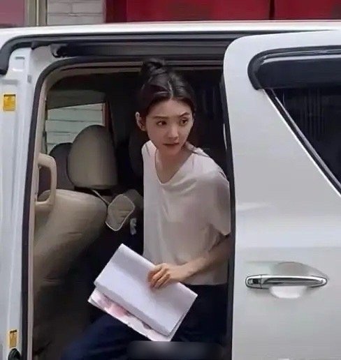 章若楠完美诠释了什么叫“靠脸吃饭”，实在太漂亮了，从淘宝模特因为颜值高进入娱乐圈