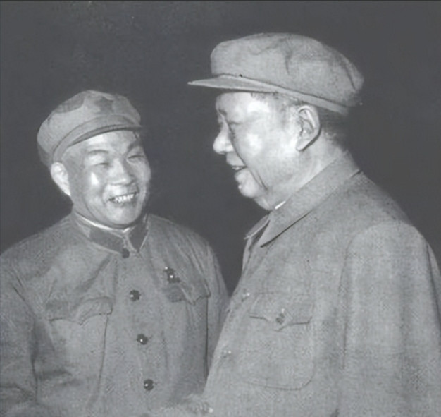 延安时期，主席来到了萧劲光的里，俩人刚聊了一会，主席就说道:“听说你这里还有不少