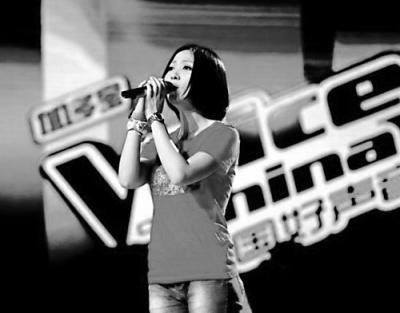 2015年，歌手姚贝娜病重期间，主治医生前来查房，一张罕见的留影，镜头中的她身上