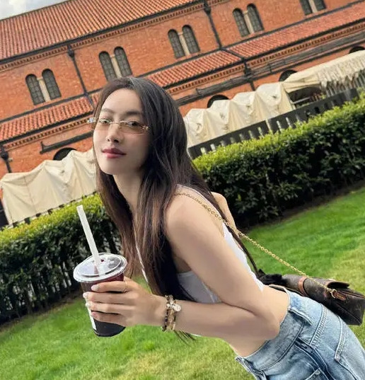 宋茜晒生活美照外出散步心情好。