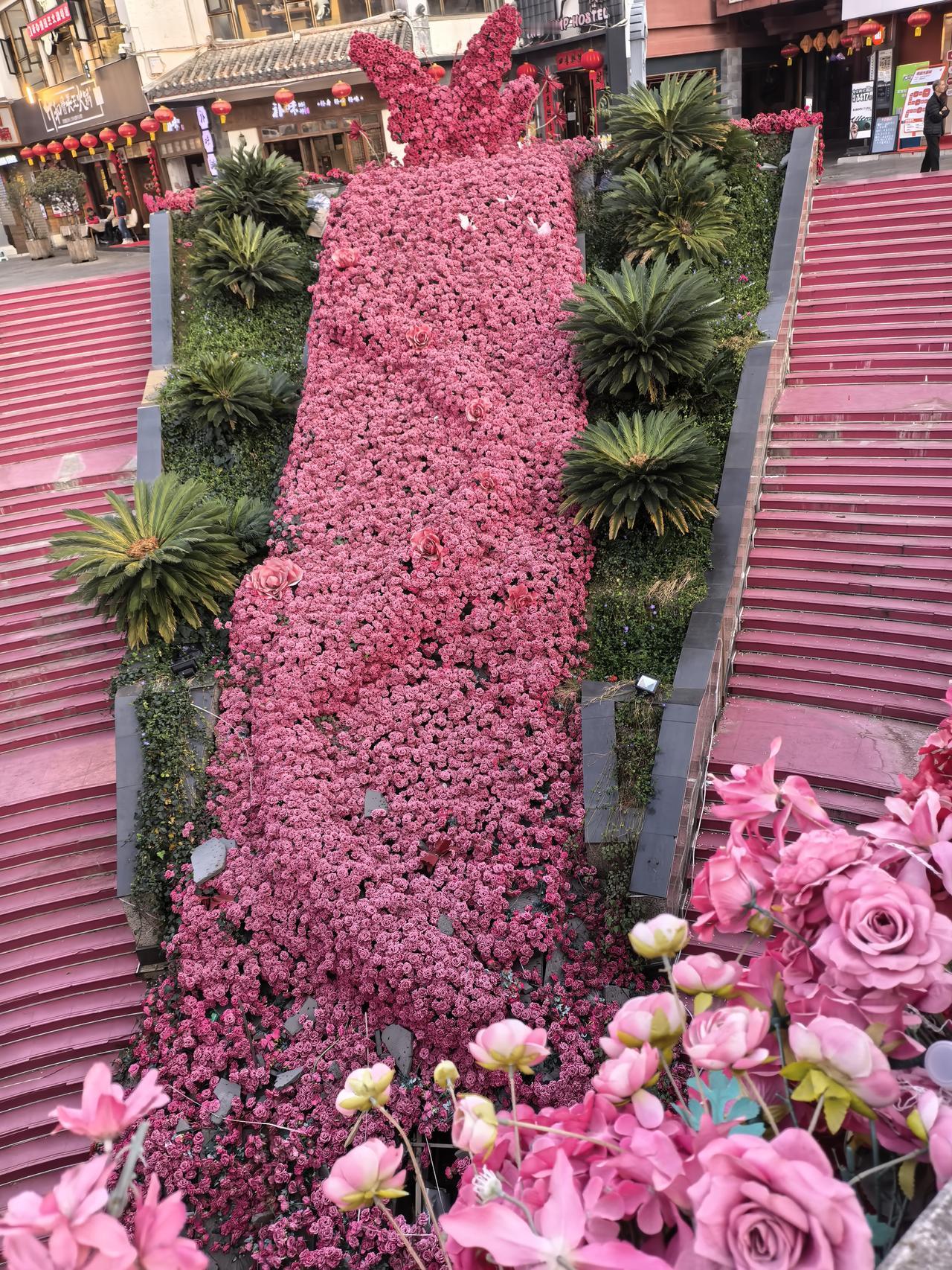 其实在我看来，昆明金马碧鸡坊的这个仿真花这样装饰也捉，挺好看的，不一定要用鲜切花