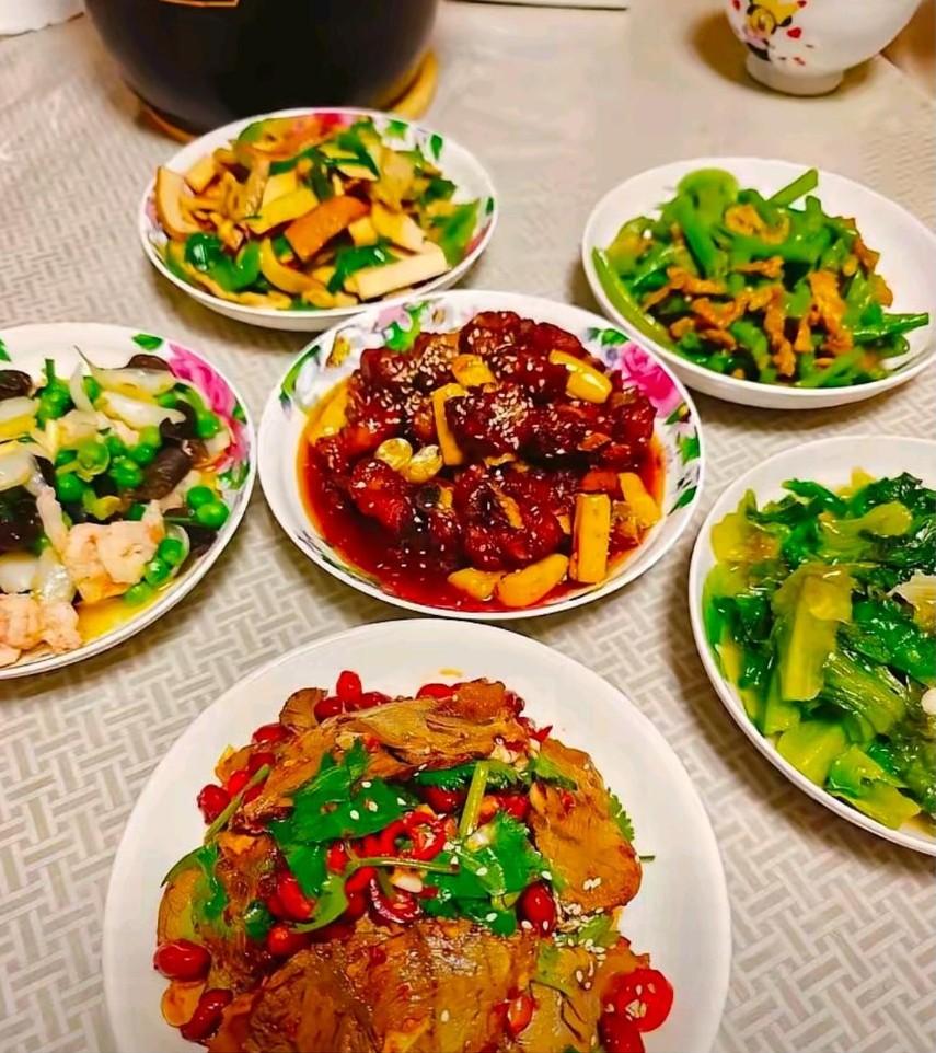 保姆究竟该不该和主人同桌吃饭呢？我的朋友在广州给一户富裕人家做保姆，月薪一万多，
