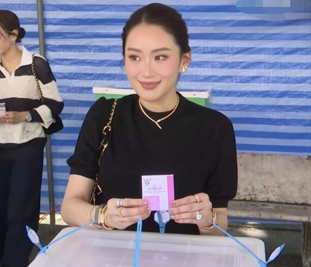 西那瓦家族重量级人物出场了，他信，佩通坦，萍通塔还有母亲，珠光宝气的佩通坦更是引