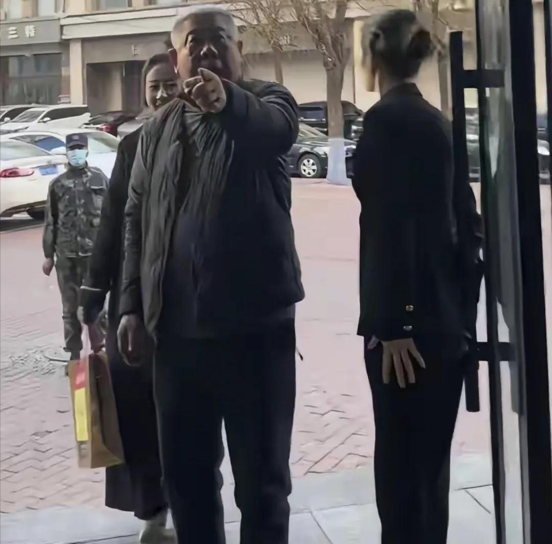 真不愧是东北人，68岁演员程煜豪爽又大方，请朋友吃饭茅台招待提起演员程煜，不