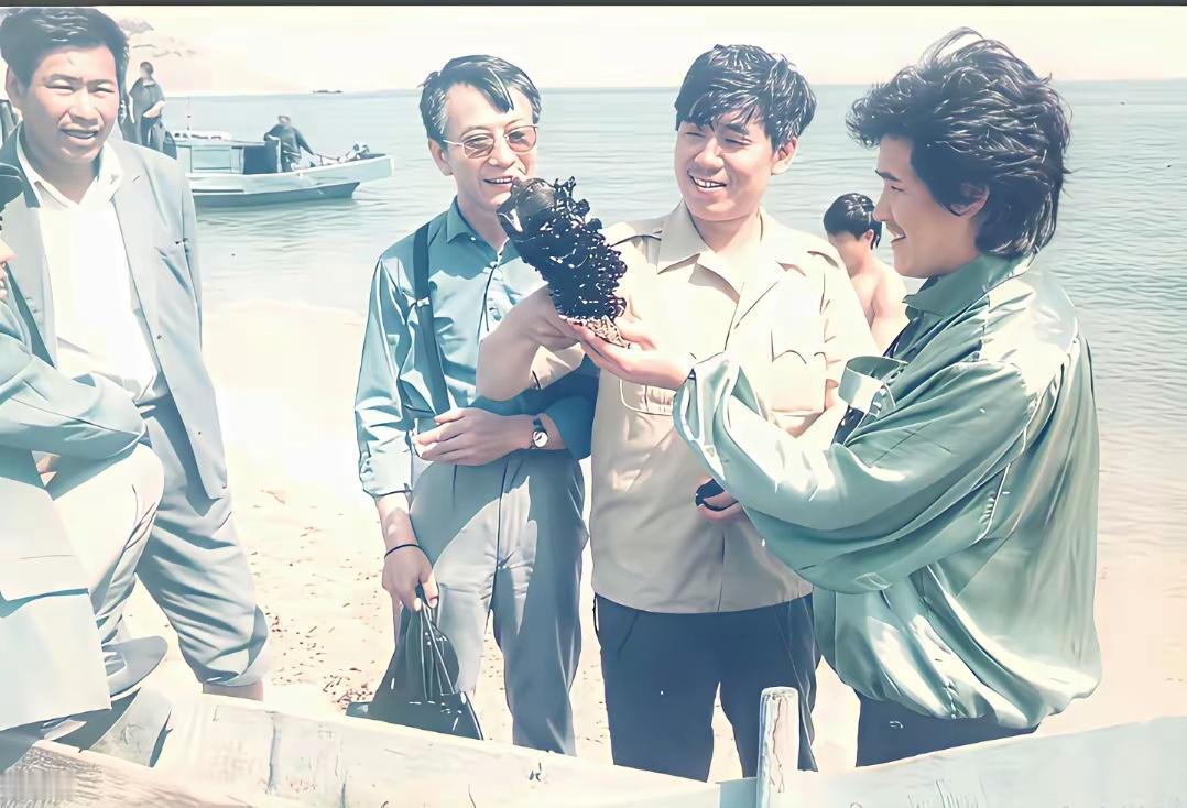 不得不说在那个年代赵本山已经穿上瑜伽裤了，不愧是成功人士啊